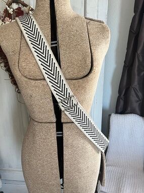 White/black leather crossbody strap